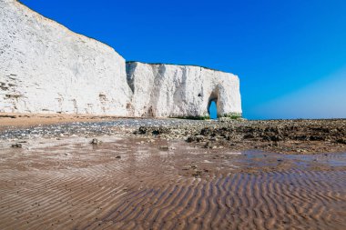 Görünüm ikonik beyaz tebeşir yığınlar ve kayalıklarla, deniz gelgit ve plaj Kingsgate Bay, Margate, Doğu kent, İngiltere