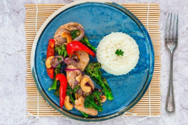 Sichuan domuz, brokoli, kırmızı biber ve kaju tavada pilav - üstten görünüm