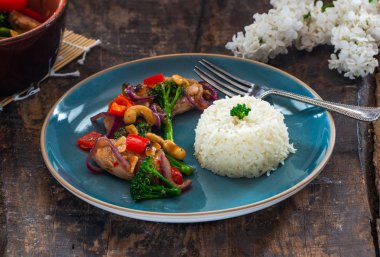 Sichuan domuz, brokoli, kırmızı biber ve kaju pilav ile tavada