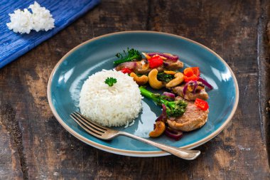 Sichuan domuz, brokoli, kırmızı biber ve kaju pilav ile tavada