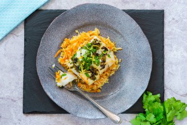 Izgara kişniş ve limon ile havuç pilav - üstten görünüm cod