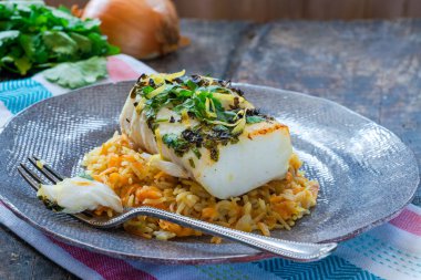 Izgara kişniş ve limon havuçlu pilav ile cod