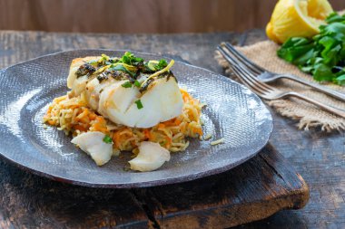 Izgara kişniş ve limon havuçlu pilav ile cod