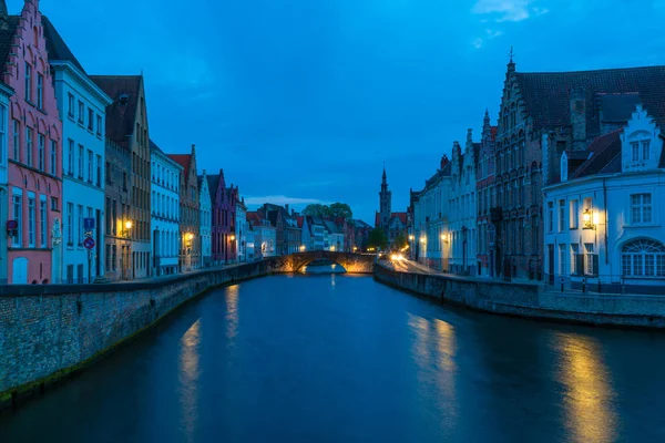 Bir kanal ve alacakaranlıkta Bruges, Belçika eski tarihi binaların görünümü