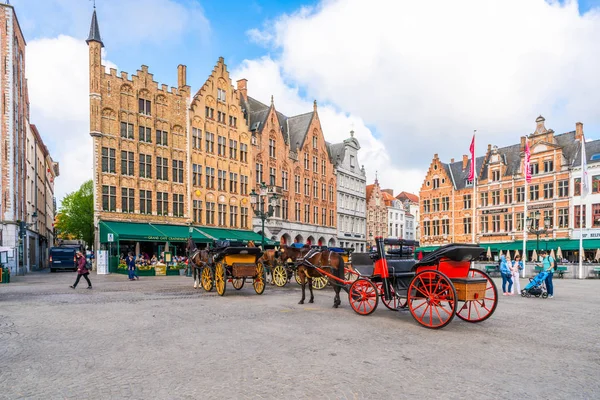 Bruges, Belçika - 23 Nisan 2018: Bruges Markt şehrin kalbindeki popüler turistik spot olduğunu. 12. yüzyıl çan kulesi ve İl Divan Meydanı çevresinde tarihi binalar içerir