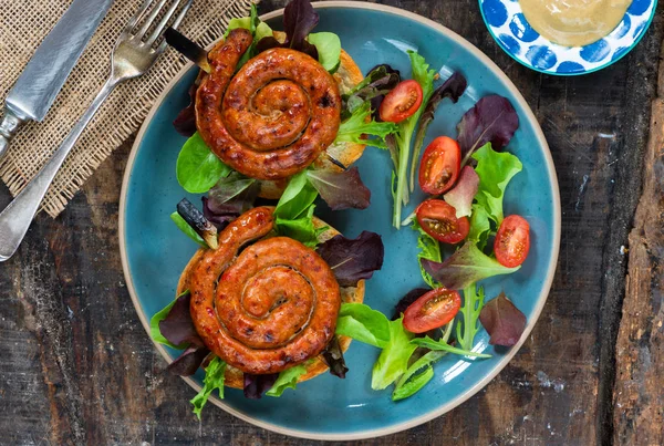 Salsichas Pinwheel Porco Chili Pão Com Salada Alface Verde Fresca — Fotografia de Stock