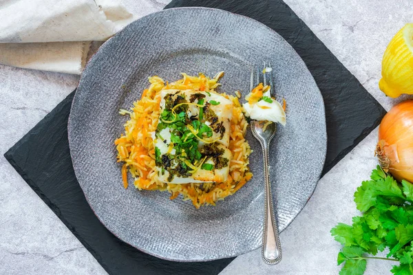 Grillezett Koriander Citrom Tőkehal Sárgarépa Pilaf Felülnézet — Stock Fotó