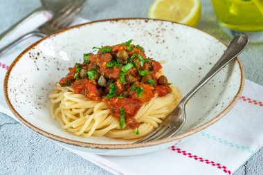 Sardalye taze maydanoz ile süslenmiş domates soslu spagetti