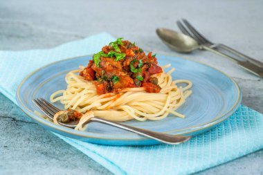 Sardalye taze maydanoz ile süslenmiş domates soslu spagetti