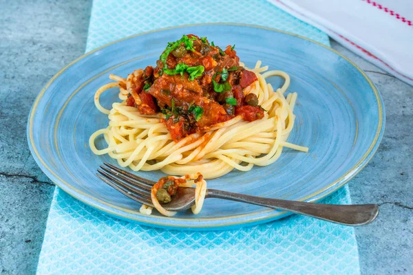 Spaghete Sardine Sos Roșii Garnisite Pătrunjel Proaspăt — Fotografie, imagine de stoc