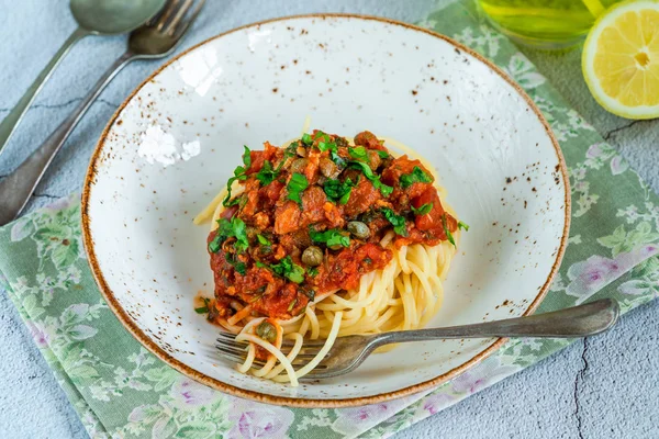 Espaguetis Con Sardinas Salsa Tomate Adornado Con Perejil Fresco — Foto de Stock