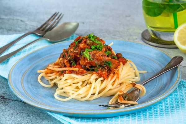 Spaghetti Met Sardienen Tomatensaus Gegarneerd Met Verse Peterselie — Stockfoto