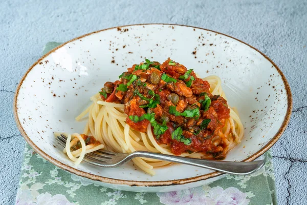 Spaghete Sardine Sos Roșii Garnisite Pătrunjel Proaspăt — Fotografie, imagine de stoc