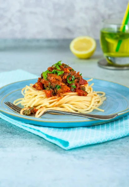 Spaghetti Med Sardiner Tomatsås Garnerad Med Färsk Persilja — Stockfoto