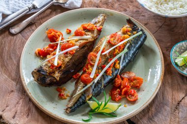 Cızıldamak garlick, zencefil ve limon ile - üstten görünüm süslenmiş domates ızgara uskumru