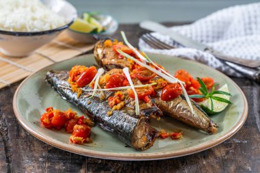 Cızıldamak garlick, zencefil ve limon ile süslenmiş domates ızgara uskumru