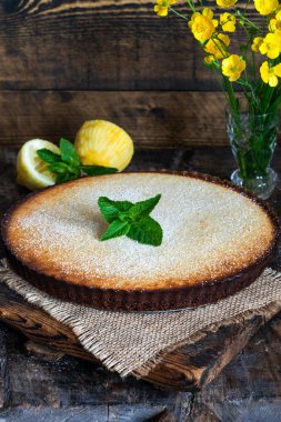 Limon ve almon rustik ahşap tahta üzerinde tart