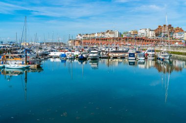 Ramsgate, Kent, İngiltere - 03 Haziran 2018: Ramsgates Royal Harbour Marina Thanet bölge Konsey, ait olduğu 1976 yılında geliştirildi ve 700 moorings pitoresk ve tarihi bir ortamda sunar.