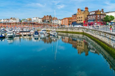 Ramsgate, Kent, İngiltere - 03 Haziran 2018: Ramsgates Royal Harbour Marina Thanet bölge Konsey, ait olduğu 1976 yılında geliştirildi ve 700 moorings pitoresk ve tarihi bir ortamda sunar.