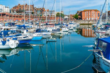 Ramsgate, Kent, İngiltere - 03 Haziran 2018: Ramsgates Royal Harbour Marina Thanet bölge Konsey, ait olduğu 1976 yılında geliştirildi ve 700 moorings pitoresk ve tarihi bir ortamda sunar.