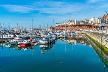 Ramsgate, Kent, İngiltere - 03 Haziran 2018: Ramsgates Royal Harbour Marina Thanet bölge Konsey, ait olduğu 1976 yılında geliştirildi ve 700 moorings pitoresk ve tarihi bir ortamda sunar.