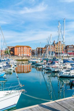 Ramsgate, Kent, İngiltere - 03 Haziran 2018: Ramsgates Royal Harbour Marina Thanet bölge Konsey, ait olduğu 1976 yılında geliştirildi ve 700 moorings pitoresk ve tarihi bir ortamda sunar.