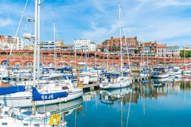 Ramsgate, Kent, İngiltere - 03 Haziran 2018: Ramsgates Royal Harbour Marina Thanet bölge Konsey, ait olduğu 1976 yılında geliştirildi ve 700 moorings pitoresk ve tarihi bir ortamda sunar.