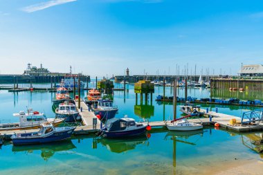 Ramsgate, Kent, İngiltere - 03 Haziran 2018: Ramsgates Royal Harbour Marina Thanet bölge Konsey, ait olduğu 1976 yılında geliştirildi ve 700 moorings pitoresk ve tarihi bir ortamda sunar.