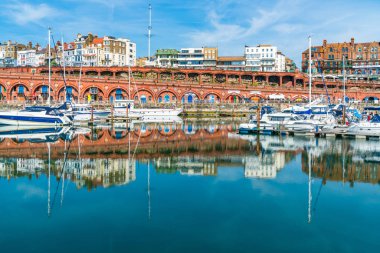 Ramsgate, Kent, İngiltere - 03 Haziran 2018: Ramsgates Royal Harbour Marina Thanet bölge Konsey, ait olduğu 1976 yılında geliştirildi ve 700 moorings pitoresk ve tarihi bir ortamda sunar.