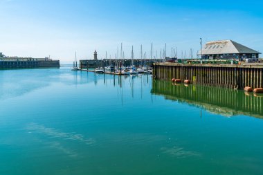 Ramsgate, Kent, İngiltere - 03 Haziran 2018: Ramsgate bağlantı noktası yerel otorite tarafından - Thanet ilçe Konseyi çalıştırmak bir liman var. Bu çapraz-kanal navlun trafik ve daha küçük çalışma ve zevk zanaat hizmet vermektedir.