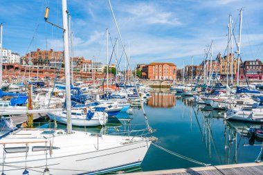 Ramsgate, Kent, İngiltere - 03 Haziran 2018: Ramsgates Royal Harbour Marina Thanet bölge Konsey, ait olduğu 1976 yılında geliştirildi ve 700 moorings pitoresk ve tarihi bir ortamda sunar.