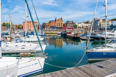 Ramsgate, Kent, İngiltere - 03 Haziran 2018: Ramsgates Royal Harbour Marina Thanet bölge Konsey, ait olduğu 1976 yılında geliştirildi ve 700 moorings pitoresk ve tarihi bir ortamda sunar.