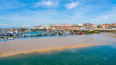 Ramsgate, Kent, İngiltere - 03 Haziran 2018: Ramsgates Royal Harbour Marina Thanet bölge Konsey, ait olduğu 1976 yılında geliştirildi ve 700 moorings pitoresk ve tarihi bir ortamda sunar.