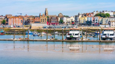 Ramsgate, Kent, İngiltere - 03 Haziran 2018: Ramsgates Royal Harbour Marina Thanet bölge Konsey, ait olduğu 1976 yılında geliştirildi ve 700 moorings pitoresk ve tarihi bir ortamda sunar.