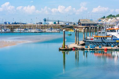 Ramsgate, Kent, İngiltere - 03 Haziran 2018: Ramsgate bağlantı noktası yerel otorite tarafından - Thanet ilçe Konseyi çalıştırmak bir liman var. Bu çapraz-kanal navlun trafik ve daha küçük çalışma ve zevk zanaat hizmet vermektedir.