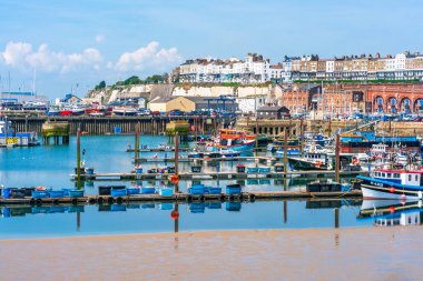 Ramsgate, Kent, İngiltere - 03 Haziran 2018: Ramsgates Royal Harbour Marina Thanet bölge Konsey, ait olduğu 1976 yılında geliştirildi ve 700 moorings pitoresk ve tarihi bir ortamda sunar.