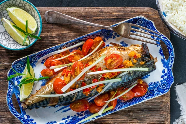 Makarel Panggang Dengan Garlick Berdesis Jahe Dan Tomat Dihias Dengan — Stok Foto