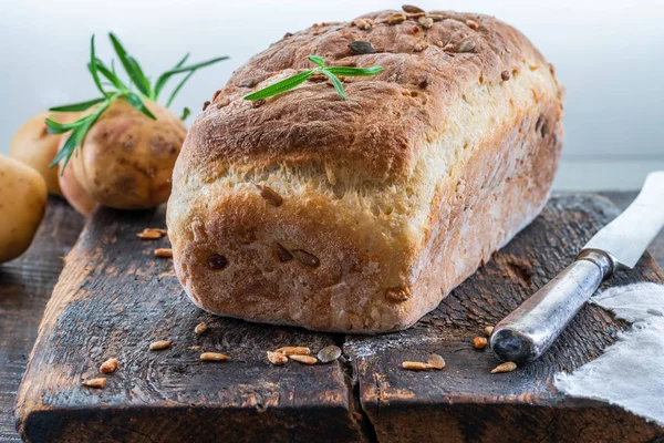 Σπίτι Ψημένο Ψωμί Από Πατάτα Στο Ρουστίκ Ξύλινο Τραπέζι — Φωτογραφία Αρχείου