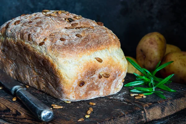 Σπίτι Ψημένο Ψωμί Από Πατάτα Στο Ρουστίκ Ξύλινο Τραπέζι — Φωτογραφία Αρχείου