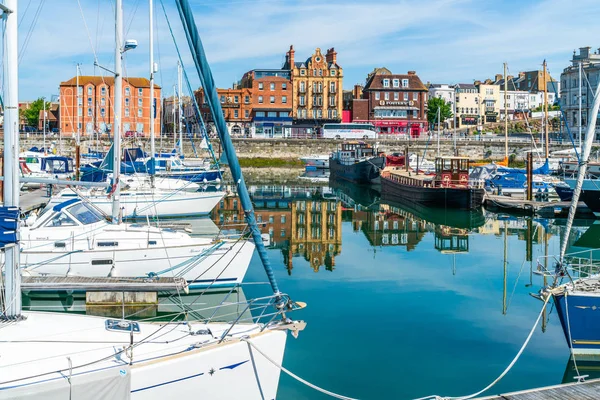 Ramsgate, Kent, İngiltere - 03 Haziran 2018: Ramsgates Royal Harbour Marina Thanet bölge Konsey, ait olduğu 1976 yılında geliştirildi ve 700 moorings pitoresk ve tarihi bir ortamda sunar.