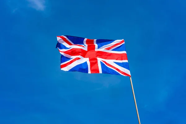 Una Bandera Británica Ondeando Contra Cielo Azul —  Fotos de Stock
