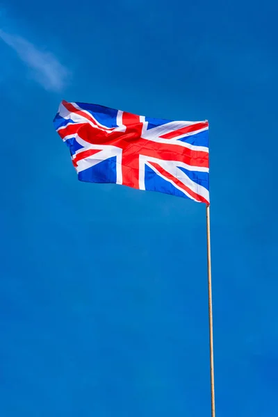 Una Bandera Británica Ondeando Contra Cielo Azul —  Fotos de Stock