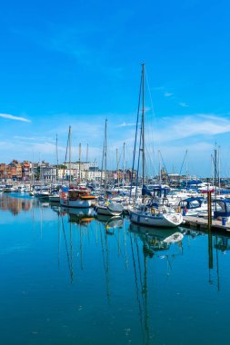 Ramsgate, Kent, İngiltere - 03 Haziran 2018: Ramsgates Royal Harbour Marina Thanet bölge Konsey, ait olduğu 1976 yılında geliştirildi ve 700 moorings pitoresk ve tarihi bir ortamda sunar.