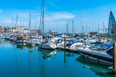 Ramsgate, Kent, İngiltere - 03 Haziran 2018: Ramsgates Royal Harbour Marina Thanet bölge Konsey, ait olduğu 1976 yılında geliştirildi ve 700 moorings pitoresk ve tarihi bir ortamda sunar.