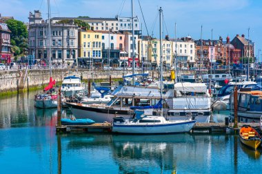Ramsgate, Kent, İngiltere - 03 Haziran 2018: Ramsgates Royal Harbour Marina Thanet bölge Konsey, ait olduğu 1976 yılında geliştirildi ve 700 moorings pitoresk ve tarihi bir ortamda sunar.