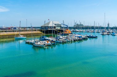 Ramsgate, Kent, İngiltere - 03 Haziran 2018: Ramsgate bağlantı noktası yerel otorite tarafından - Thanet ilçe Konseyi çalıştırmak bir liman var. Bu çapraz-kanal navlun trafik ve daha küçük çalışma ve zevk zanaat hizmet vermektedir.