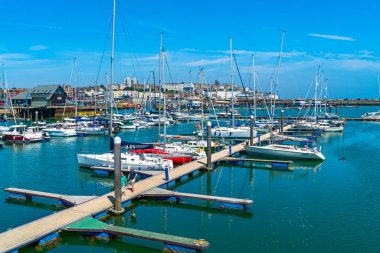 Ramsgate, Kent, İngiltere - 03 Haziran 2018: Ramsgates Royal Harbour Marina Thanet bölge Konsey, ait olduğu 1976 yılında geliştirildi ve 700 moorings pitoresk ve tarihi bir ortamda sunar.
