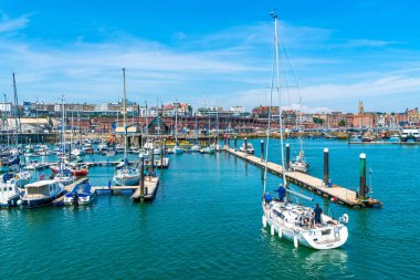 Ramsgate, Kent, İngiltere - 03 Haziran 2018: Ramsgates Royal Harbour Marina Thanet bölge Konsey, ait olduğu 1976 yılında geliştirildi ve 700 moorings pitoresk ve tarihi bir ortamda sunar.