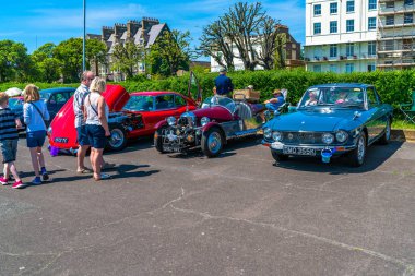 Ramsgate, Kent, İngiltere - 03 Haziran 2018: İnsanlar güneşli gün yıllık Ramsgate kova ve Spade klasik araba Ramsgate eski Motor ve motosiklet kulübü tarafından düzenlenen ve limanda ayarla ralli tadını çıkarın.