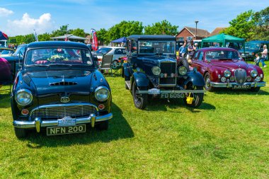 Ramsgate, Kent, İngiltere - 03 Haziran 2018: İnsanlar güneşli gün yıllık Ramsgate kova ve Spade klasik araba Ramsgate eski Motor ve motosiklet kulübü tarafından düzenlenen ve limanda ayarla ralli tadını çıkarın.